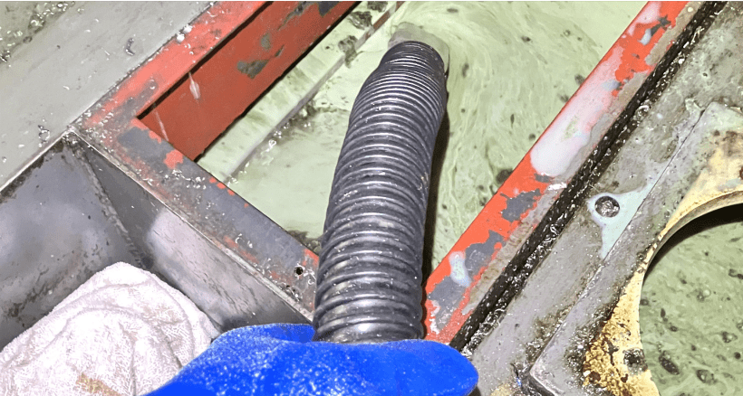 ポンプで汚染物質を抜き取っている画像