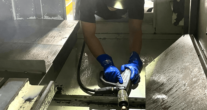 汚染物質を洗浄している画像