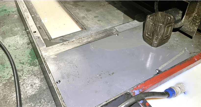 切削油を張りんでいる画像